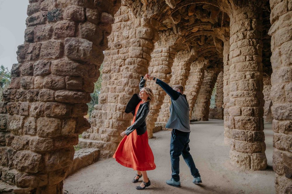 Natural couples photoshoot Barcelona avoiding awkward posing.