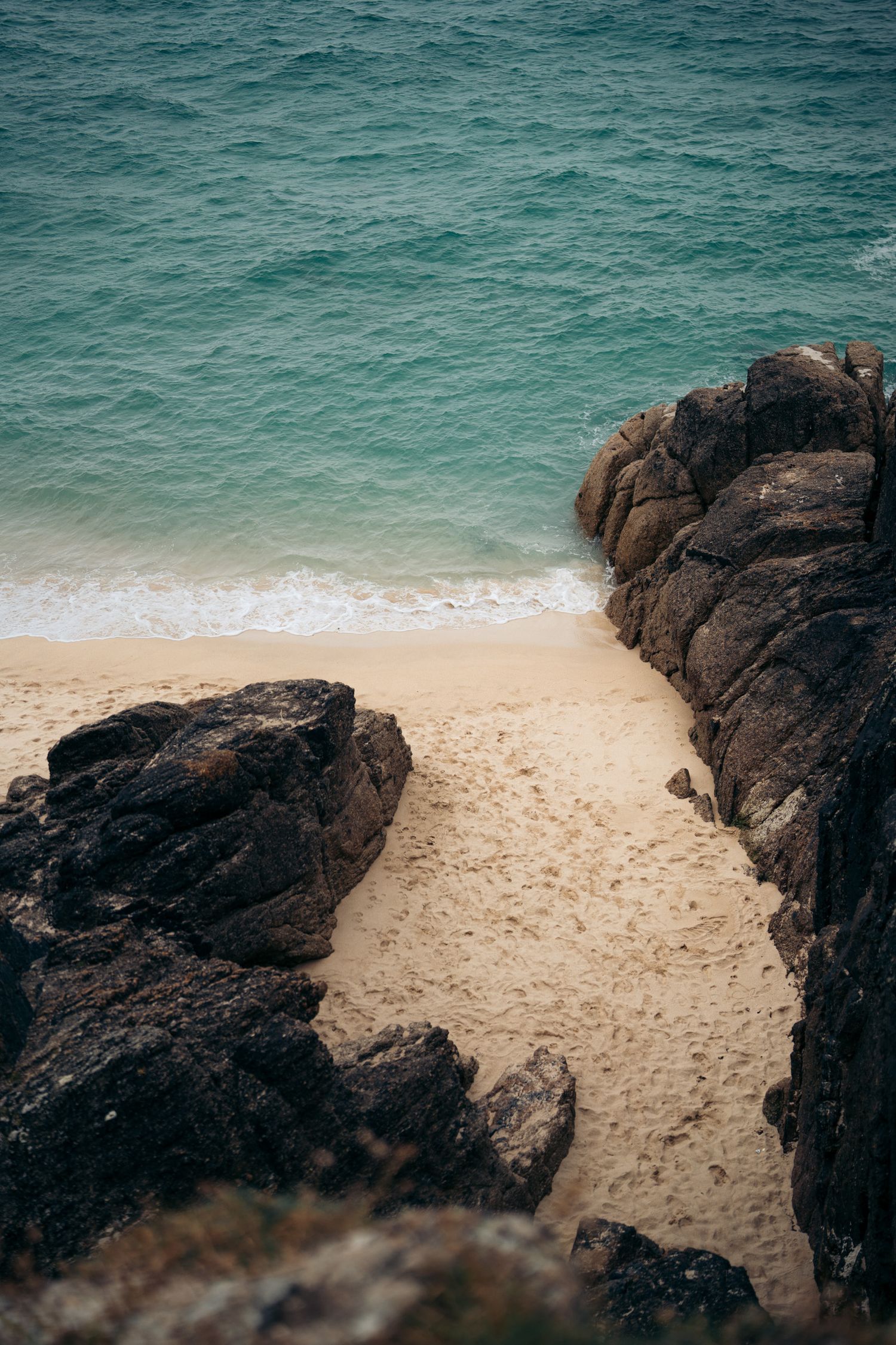 crique de porthcurno beach dans les cornouailles en angleterre