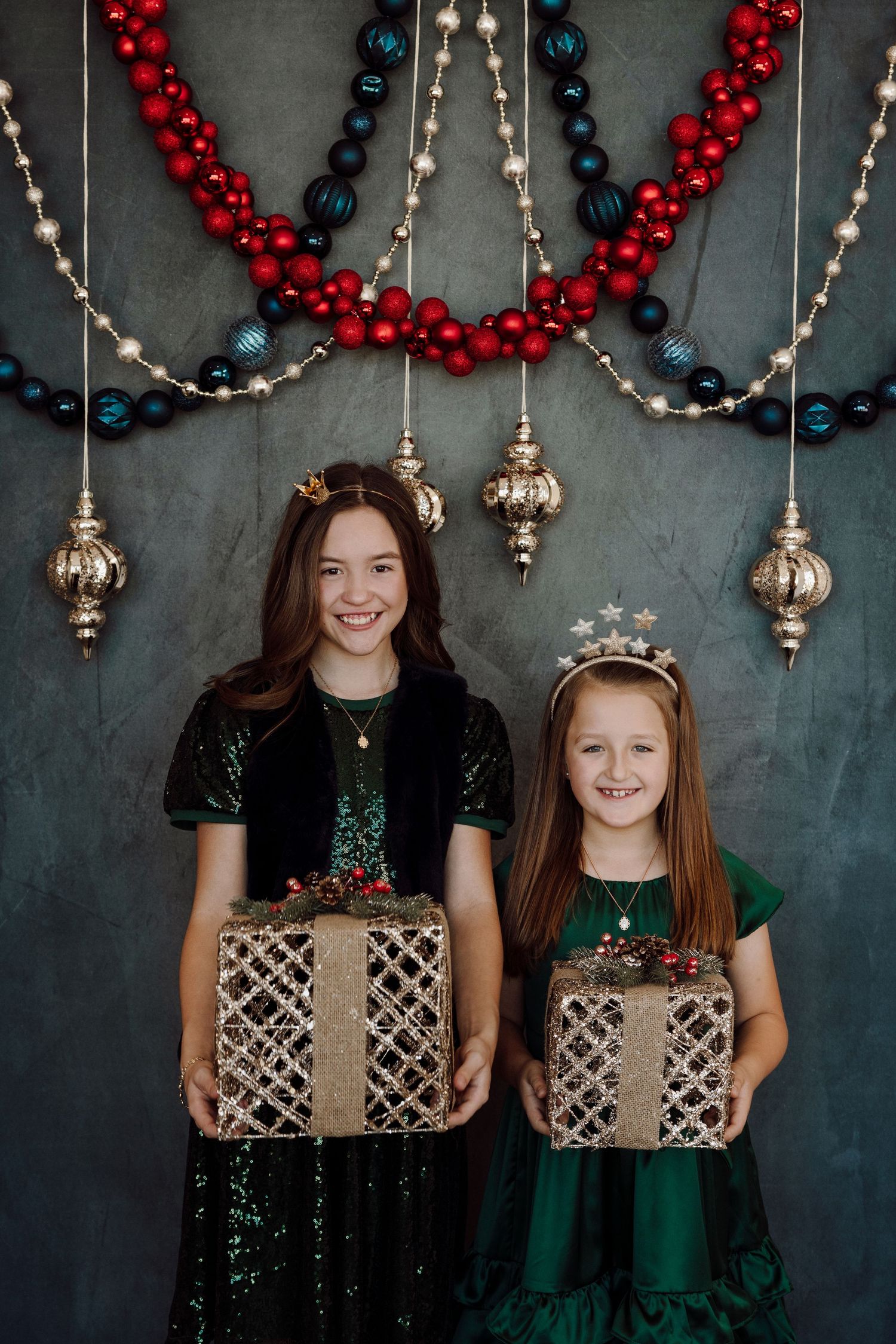 holiday photo session, holiday portraits, holiday mini session, cute holiday sets, christmas cards, christmas photo shoot, holiday cards