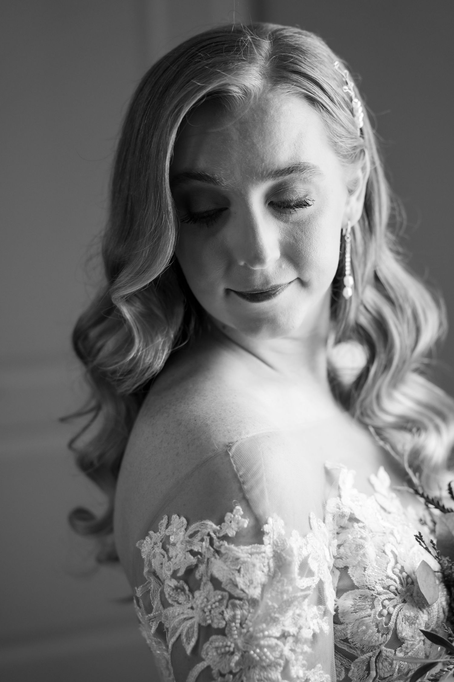 Bridal Portrait
Natural Light
Black and White
Pittsburgh Wedding 
The Laurel Belle Event Center