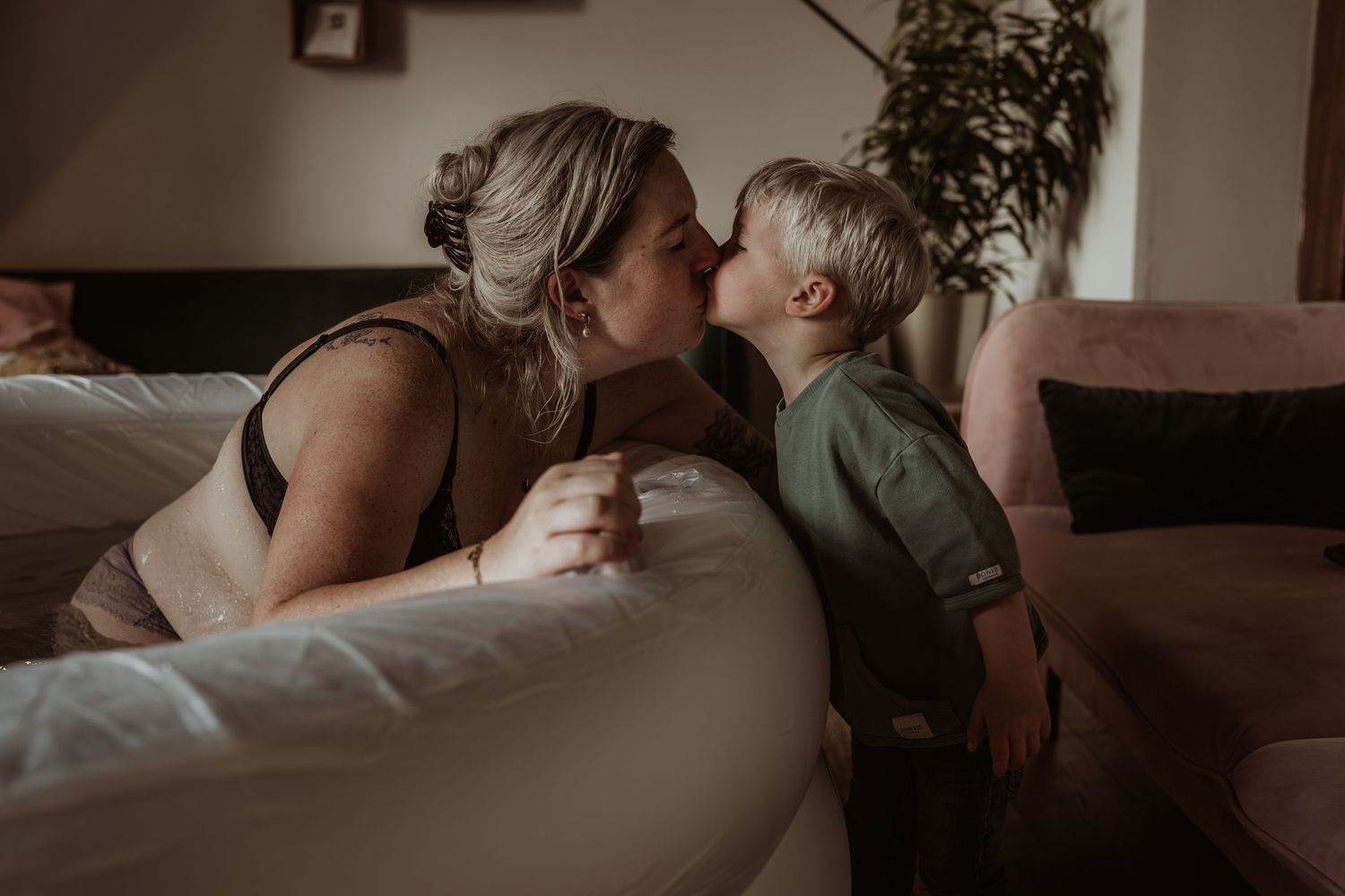 Geboortefotograaf geboorte geboortefotografie brabant Oss bevalling Den Bosch Uden  fotografie baby newborn newlife birth badbevalling gezin