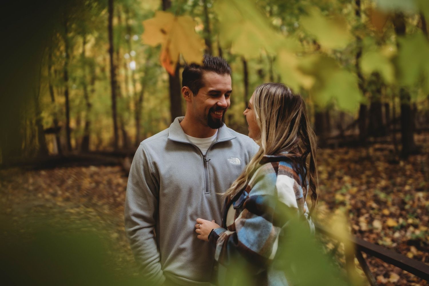 couple photo, golden hour, fall leaves
