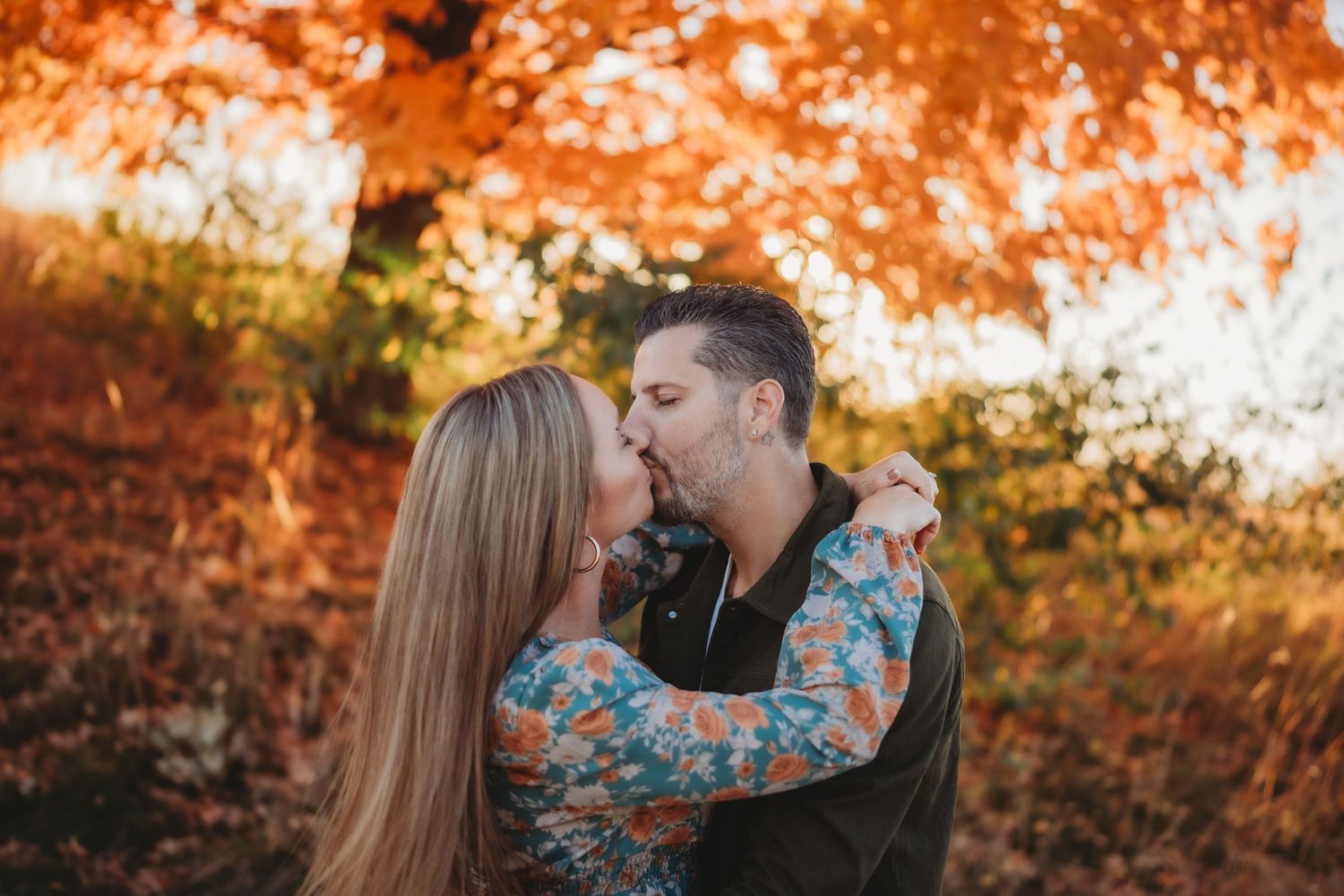 couple photo, golden hour, fall leaves
