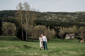 Těhotenské focení v přírodě v nádherném světle zapadajícího slunce  okolí Liberce a Hradce Králové