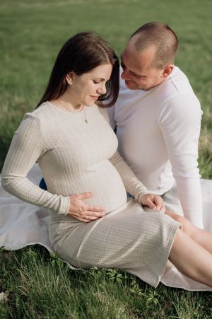 Detail doteku rukou na těhotenském bříšku – přirozené a intimní těhotenské focení u Jičína