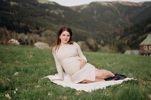 Těhotenské focení v přírodě poblíž Vrchlabí – budoucí maminka v dlouhých šatech a jemném světle Krkonoš