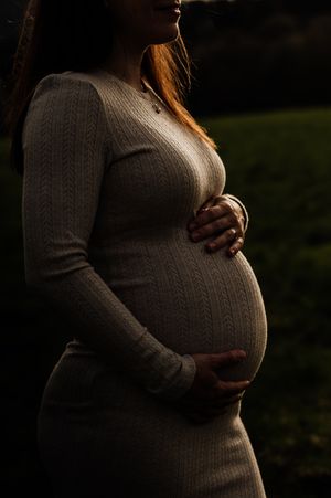 Těhotenské focení v přírodě v nádherném světle zapadajícího slunce  okolí Liberce a Hradce Králové