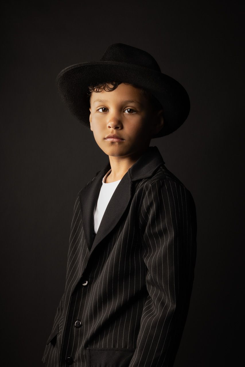 Portret jongen met hoed, gemaakt in studio in Breda