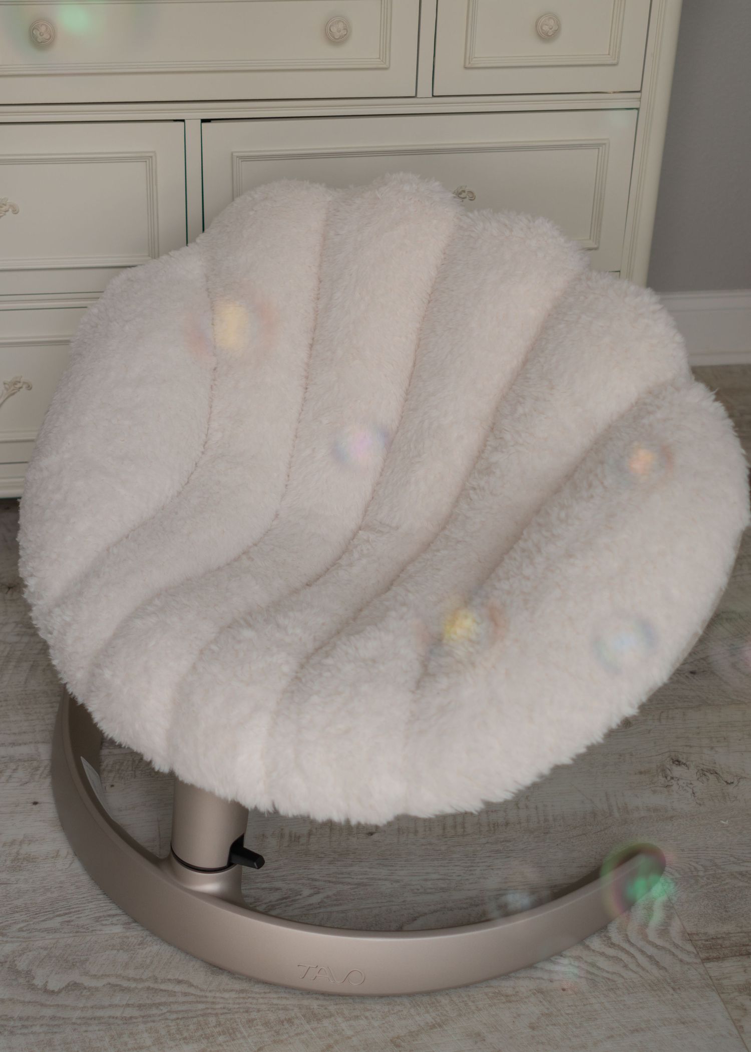 Tavo Shell Chair with bubbles bowing around the chair