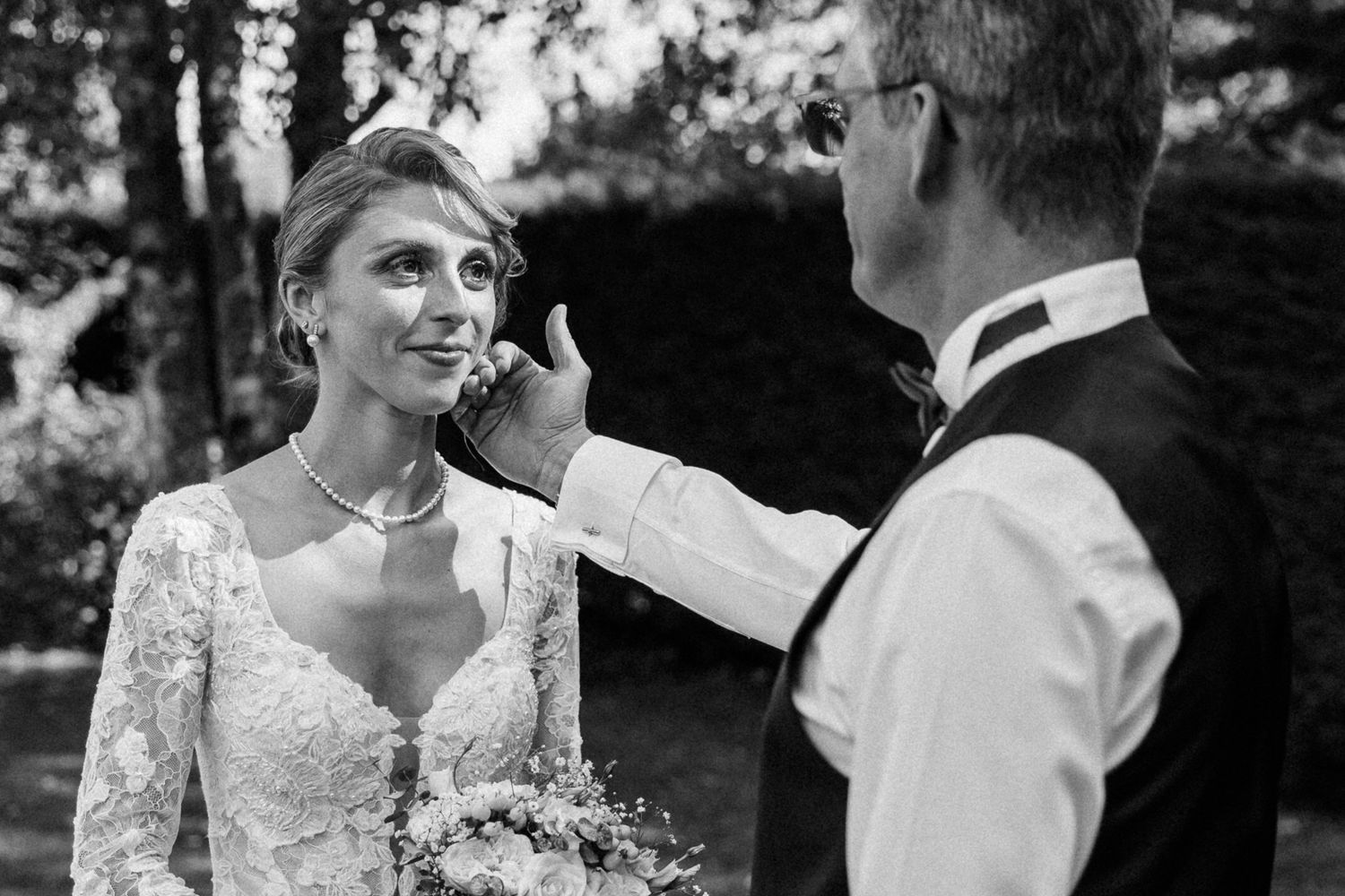 Le pere decouvre sa fille en robe de mariee, un moment tendre et charge d’emotion : le first-look capture par une photographe pro a Lille