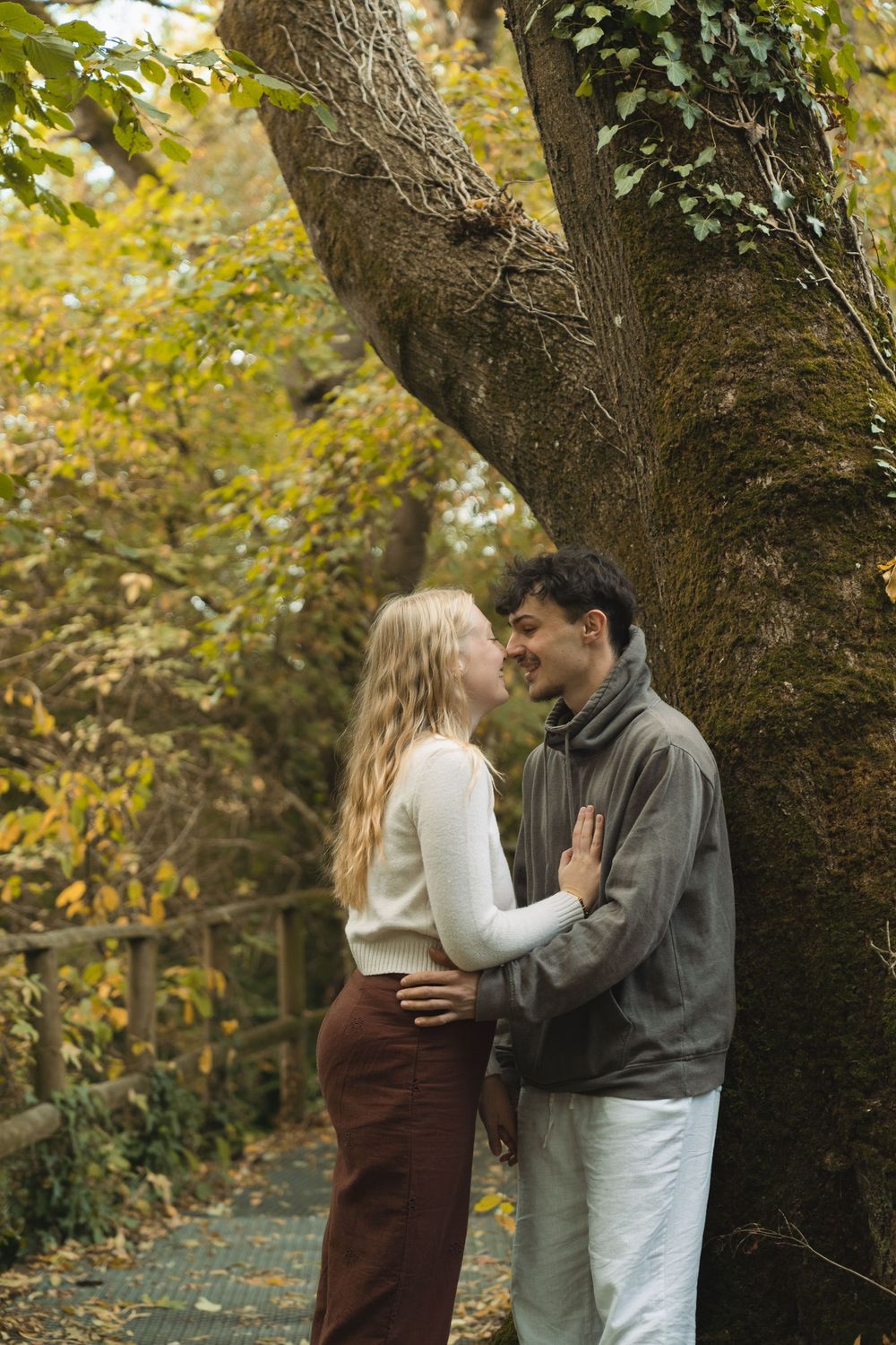Séance photo couple en extérieur autour de l’étang de Châteaugiron, couleurs d’automne
