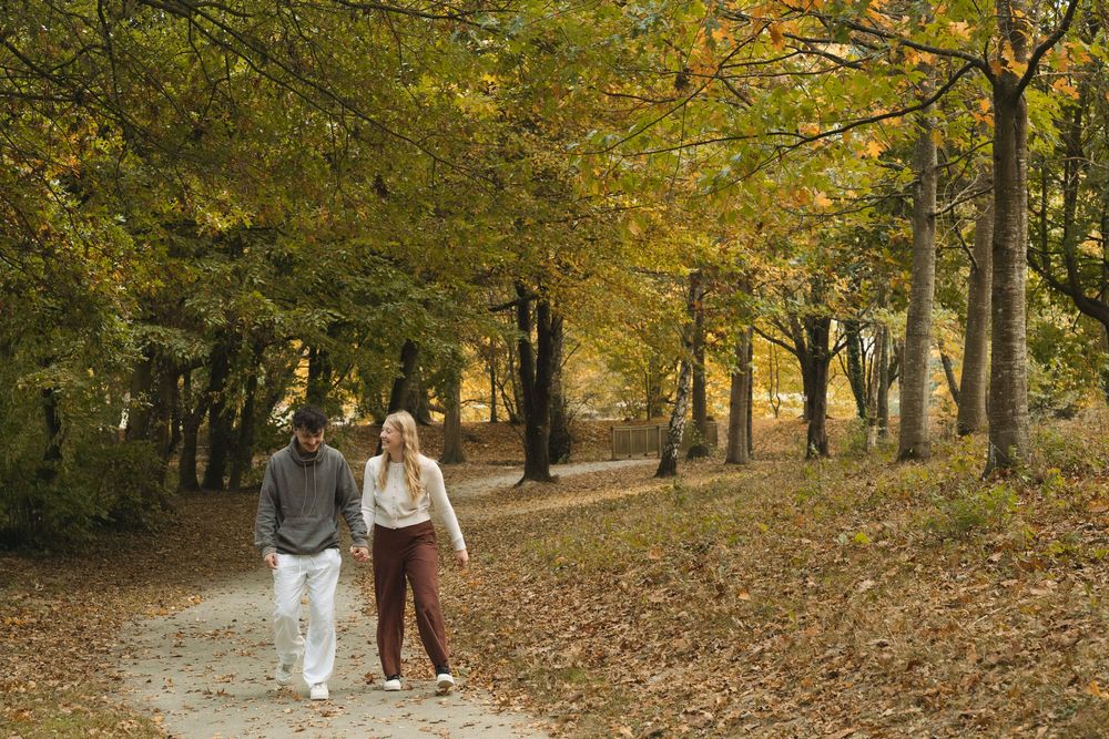 Portrait de couple en automne à Châteaugiron, séance photo chaleureuse en Bretagne