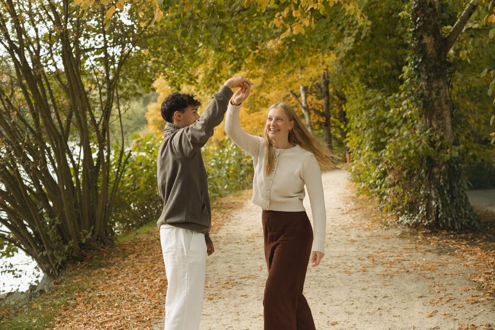 Portrait de couple en automne à Châteaugiron, séance photo chaleureuse en Bretagne