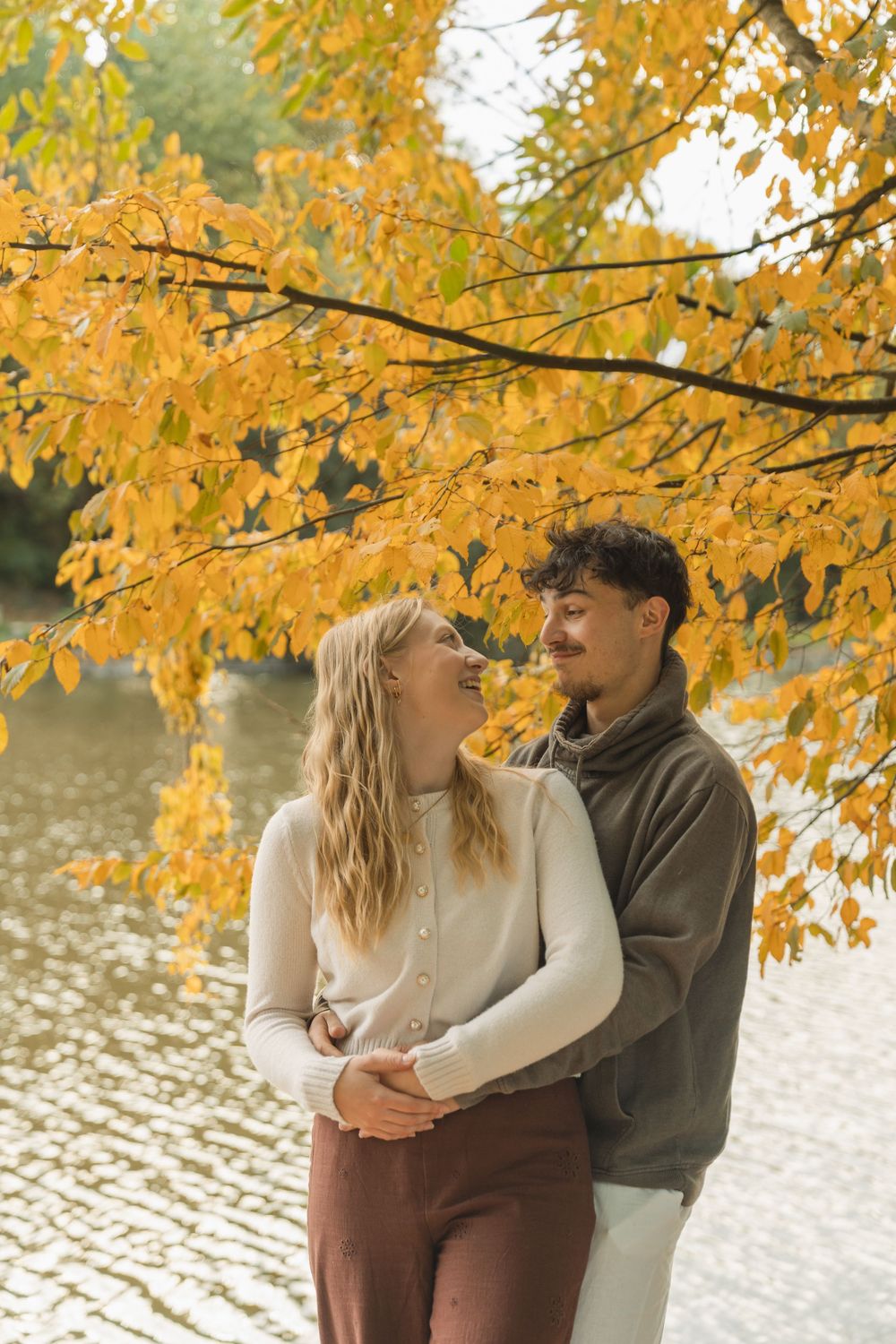 Séance photo couple en extérieur autour de l’étang de Châteaugiron, couleurs d’automne