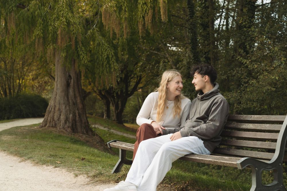 Couple en séance photo d’automne à Châteaugiron en Bretagne