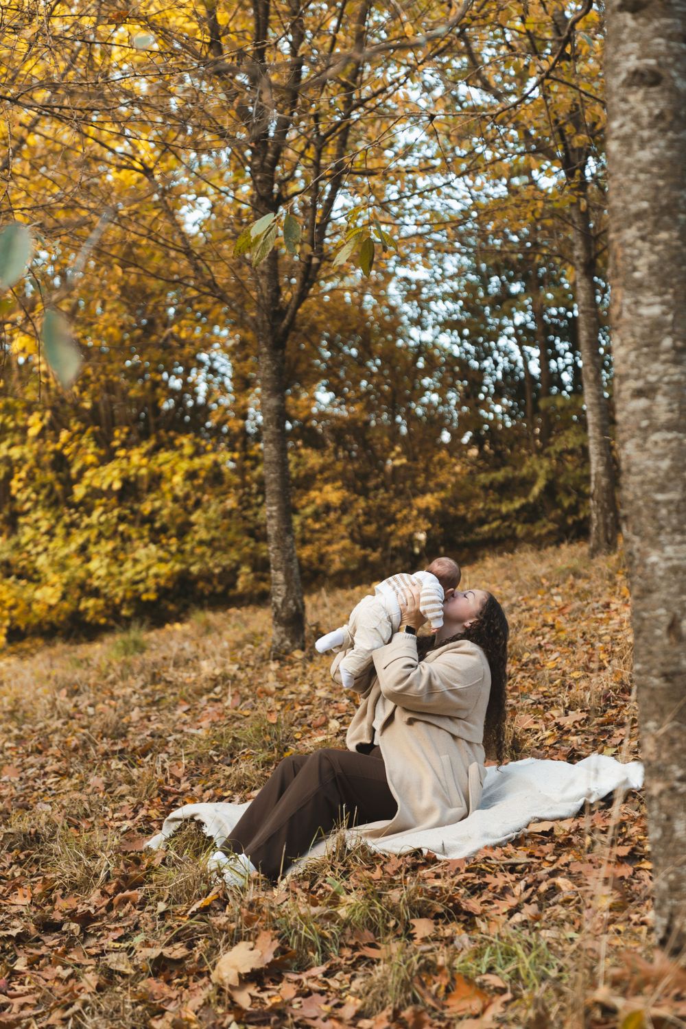 Séance photo famille automne Bretagne : moment doux entre une maman et son bébé