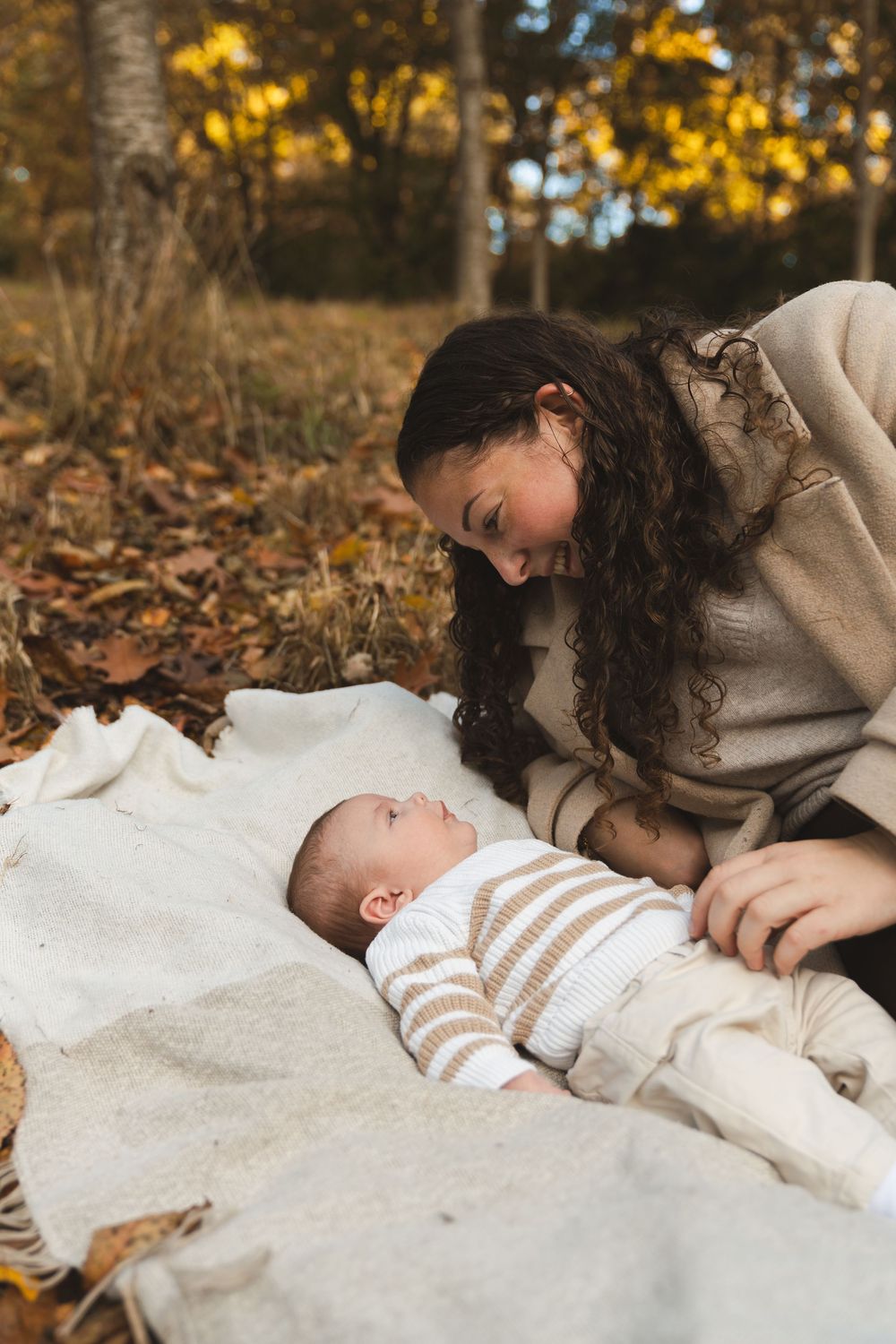 Séance photo famille automne Bretagne : moment doux entre une maman et son bébé
