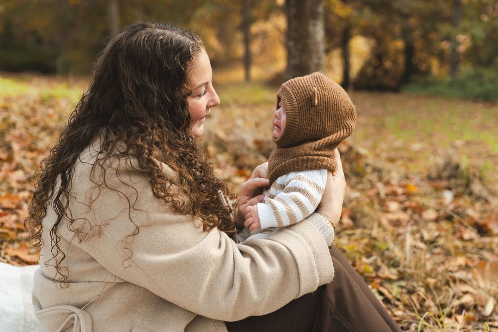 Portrait mère et enfant en extérieur en automne à Châteaugiron