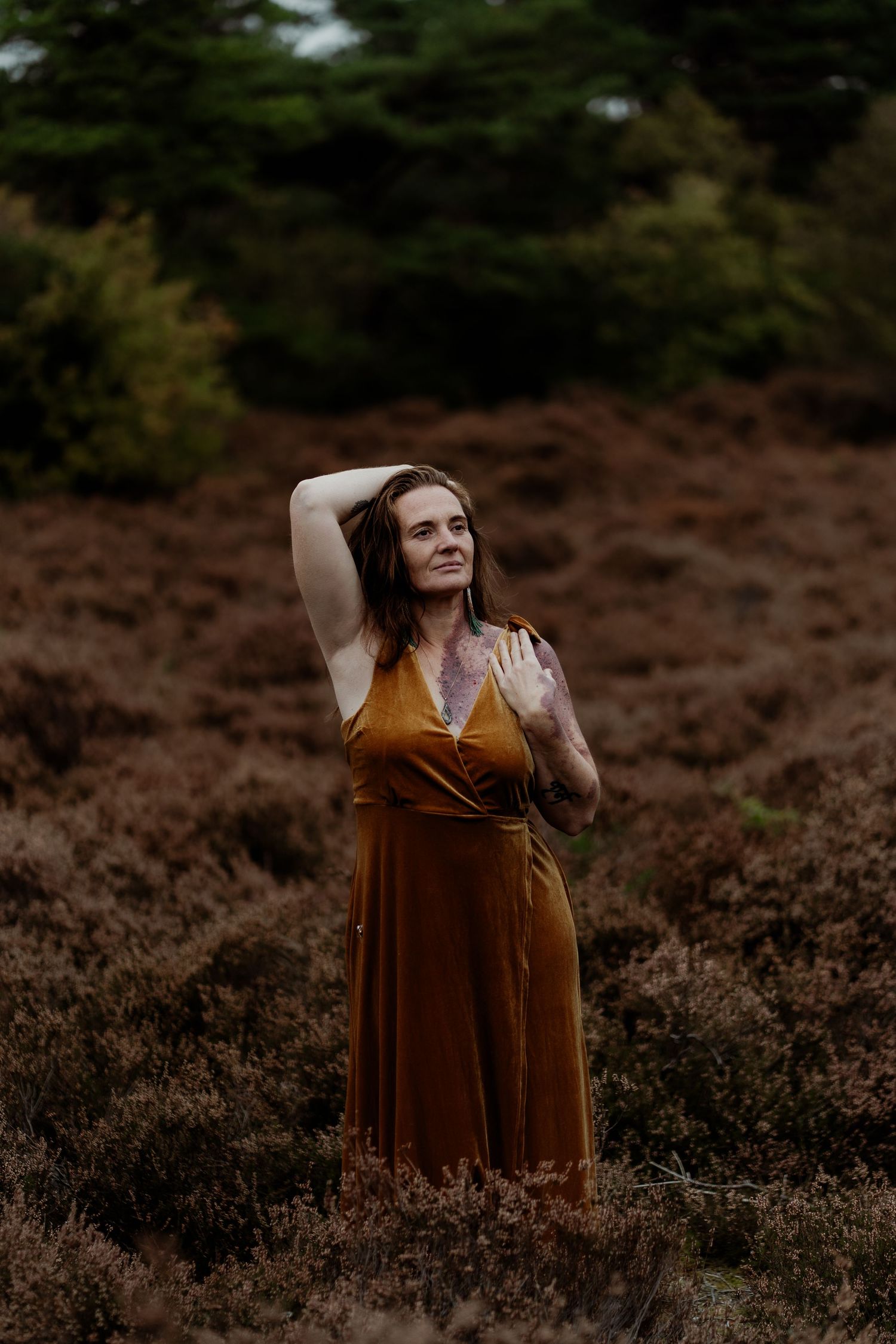 vrouw-fotoshoot-wijnvlek-empowerment-heide-paars