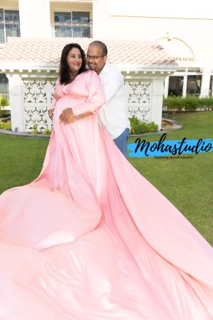 Experience the most elegant maternity photoshoot in Dubai with MohaStudio.
the best maternity photography experiences in Dubai and the UAE