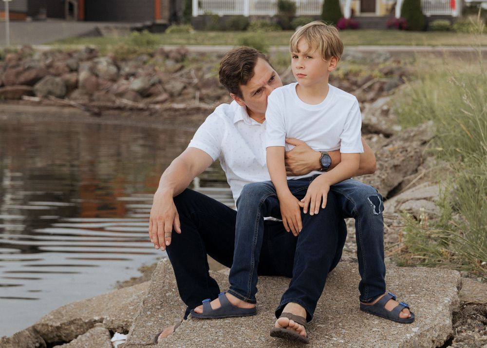 daddy and me, father and son photography, candid moment outdoor summer photography Dorchester New Brunswick photographer New Brunswick
