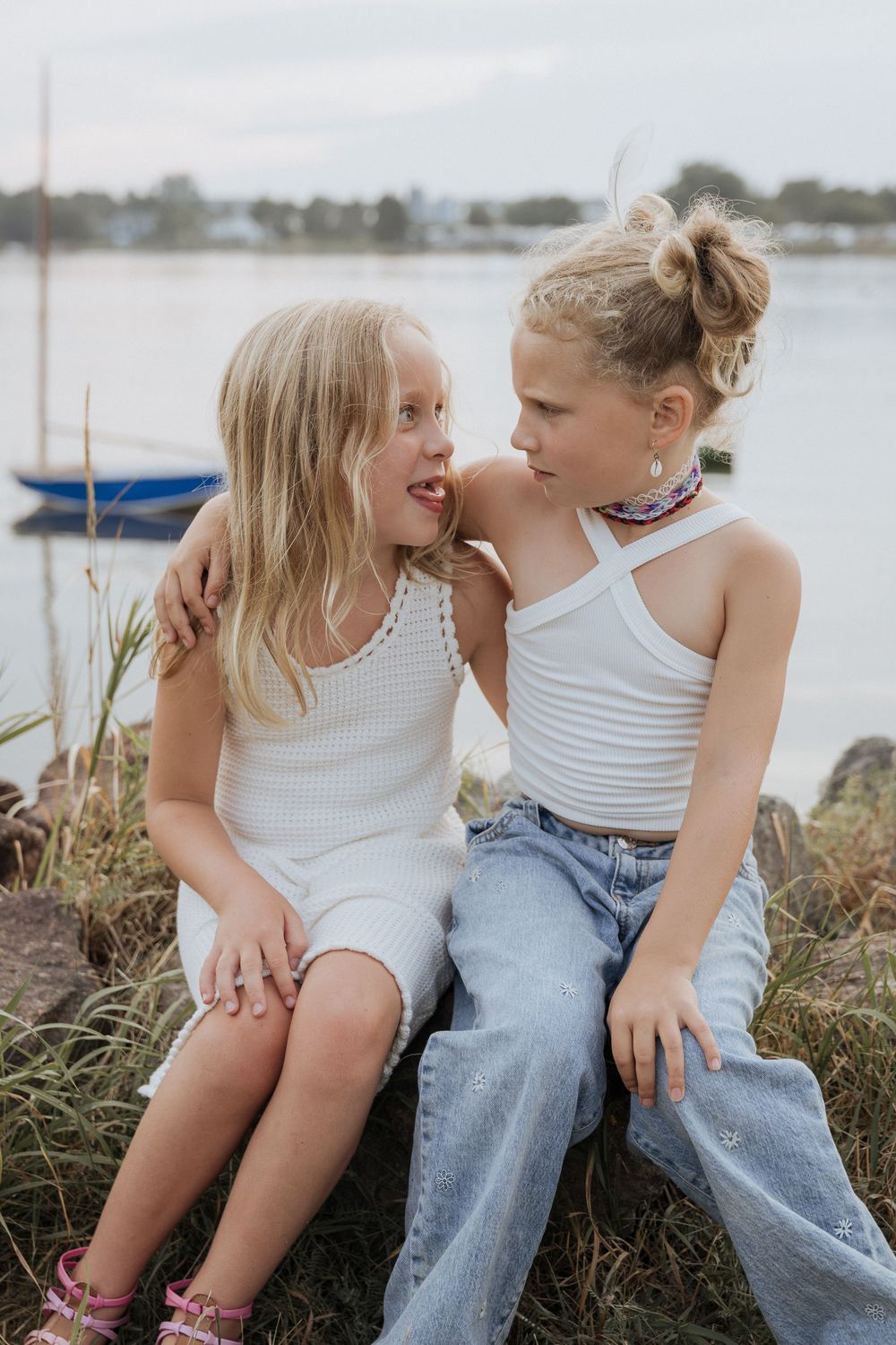 Photographie de cousins ​​jouant sur le vif, grimaces amusantes, photographe d'enfants à Moncton, Nouveau-Brunswick