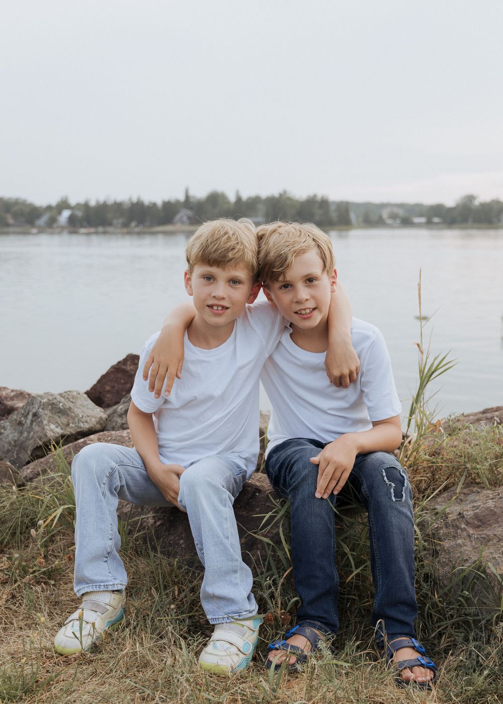 Cousins ​​s'enlaçant lors d'une séance photo de famille élargie, photos de famille élargie à Moncton, Nouveau-Brunswick