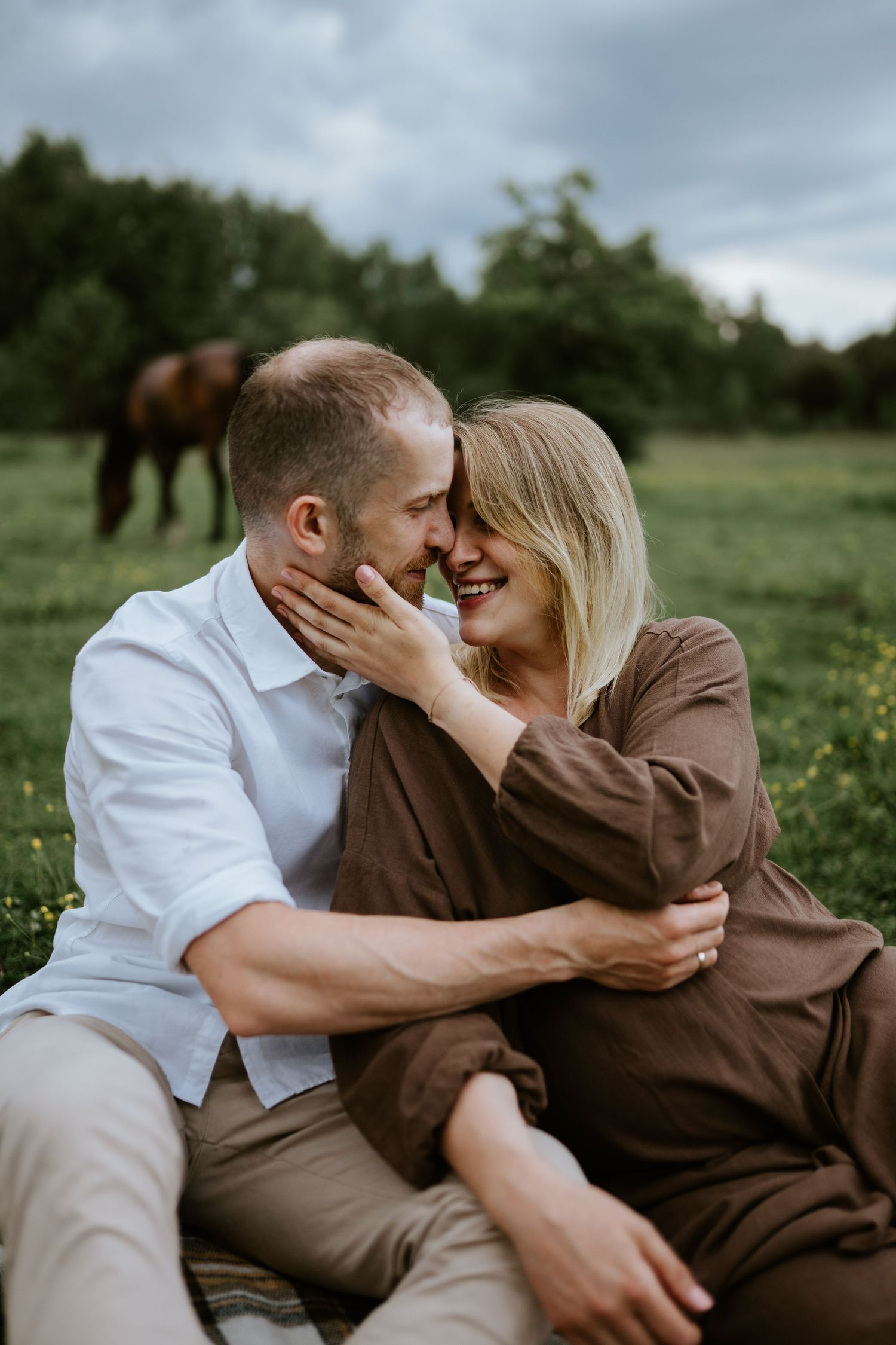 sesja ciążowa plenerowa Katowice sesja brzuszkowa w plenerze sesja w stajni fotograf Katowice Śląsk sesja zdjęciowa ciąża zdjęcia ciążowe