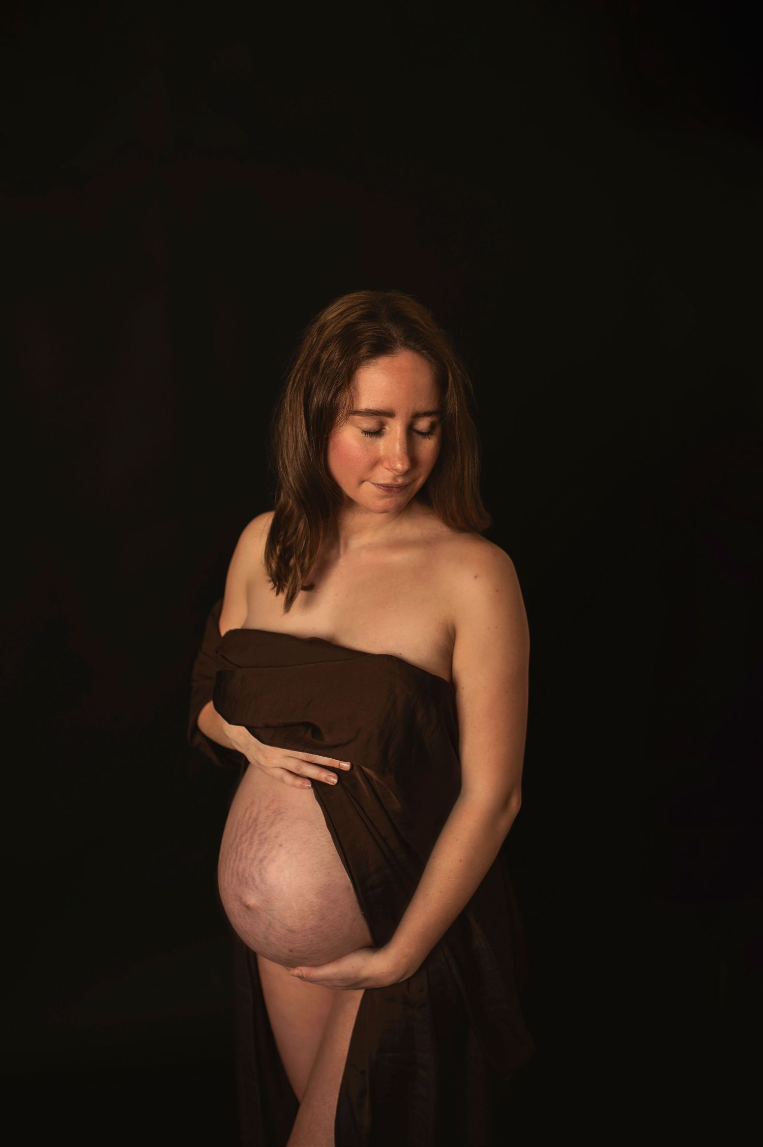 Vackert porträtt av en gravidkvinna på gravidfotografering.