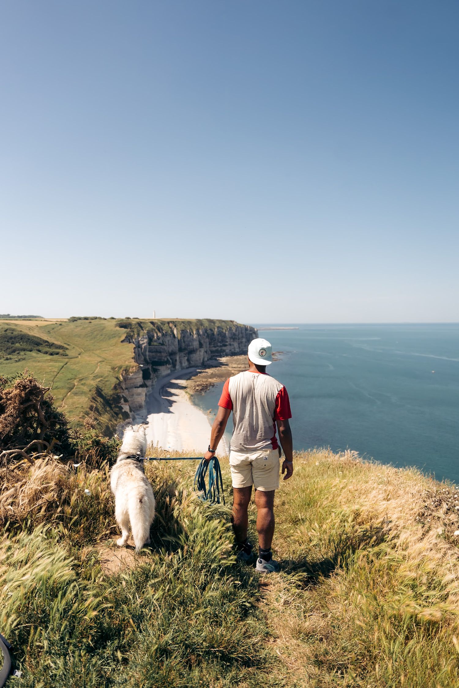 Promeneur en vacances en train de randonner à Etretat en Normandie, Seine-Maritime sur la côte d'albâtre.
