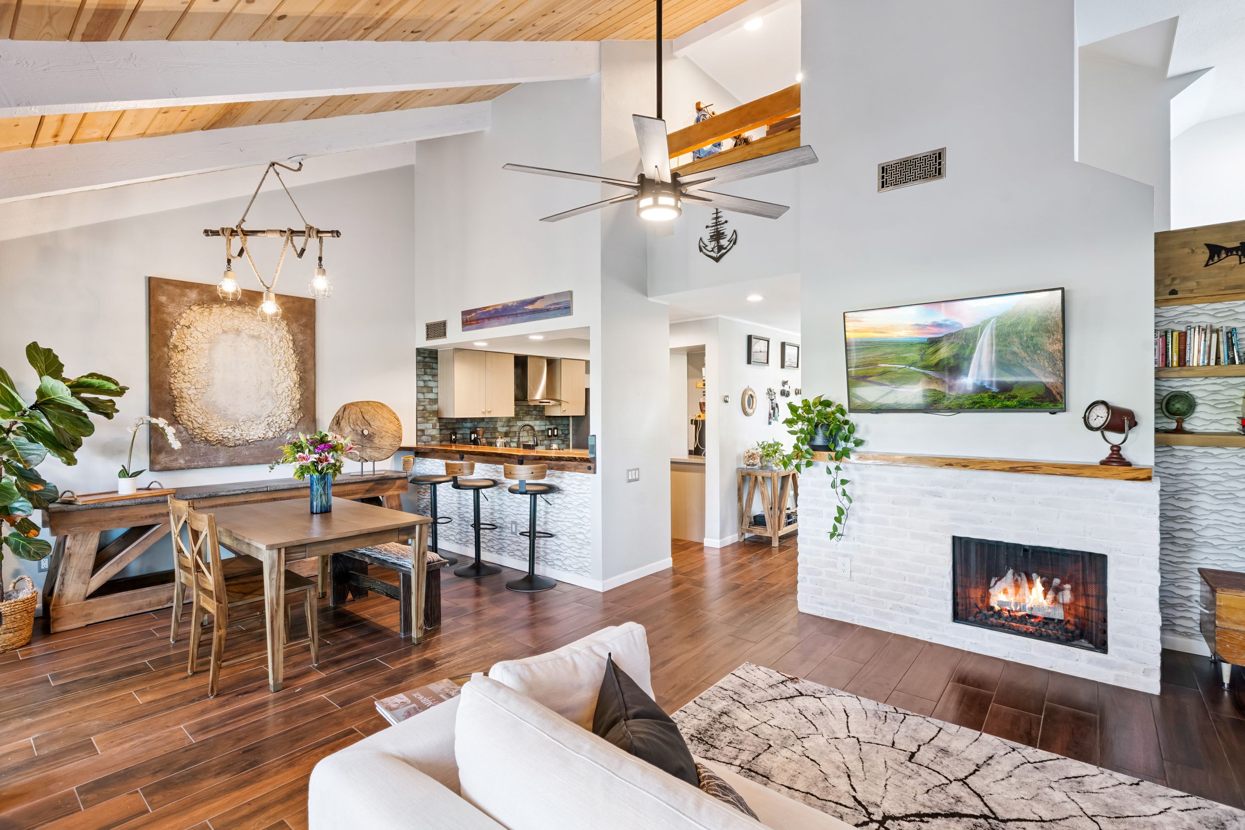 Bright and welcoming living room – Coachella Valley real estate photography by Steven Recinos