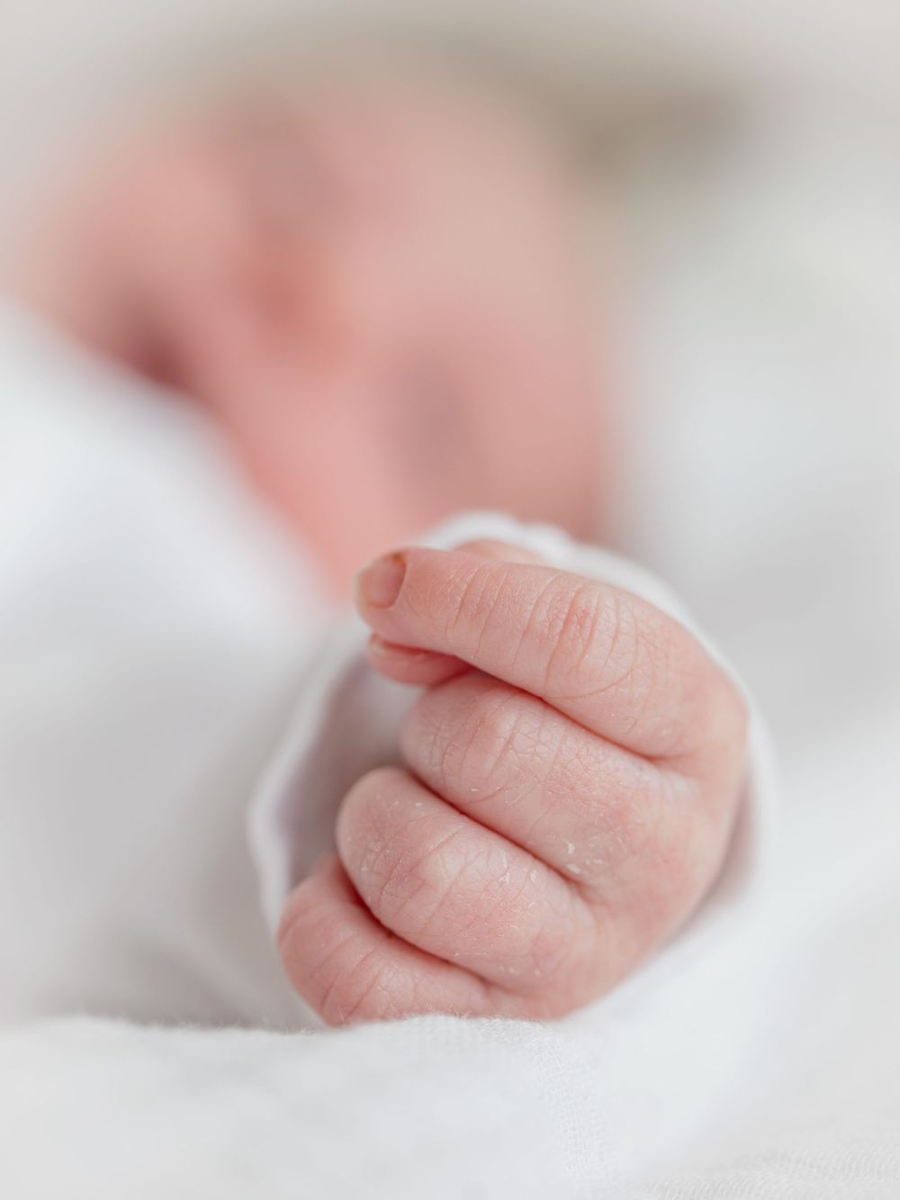Detaljbild nyfödd bebis hand, nyföddfotograf Västerås, MemoriesbyM