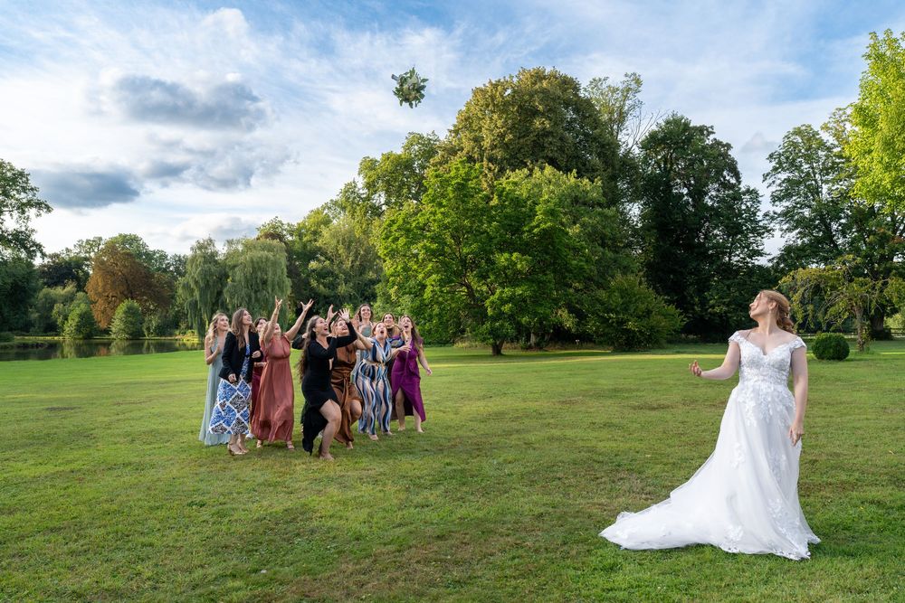 Lancer du bouquet à un mariage. Liège