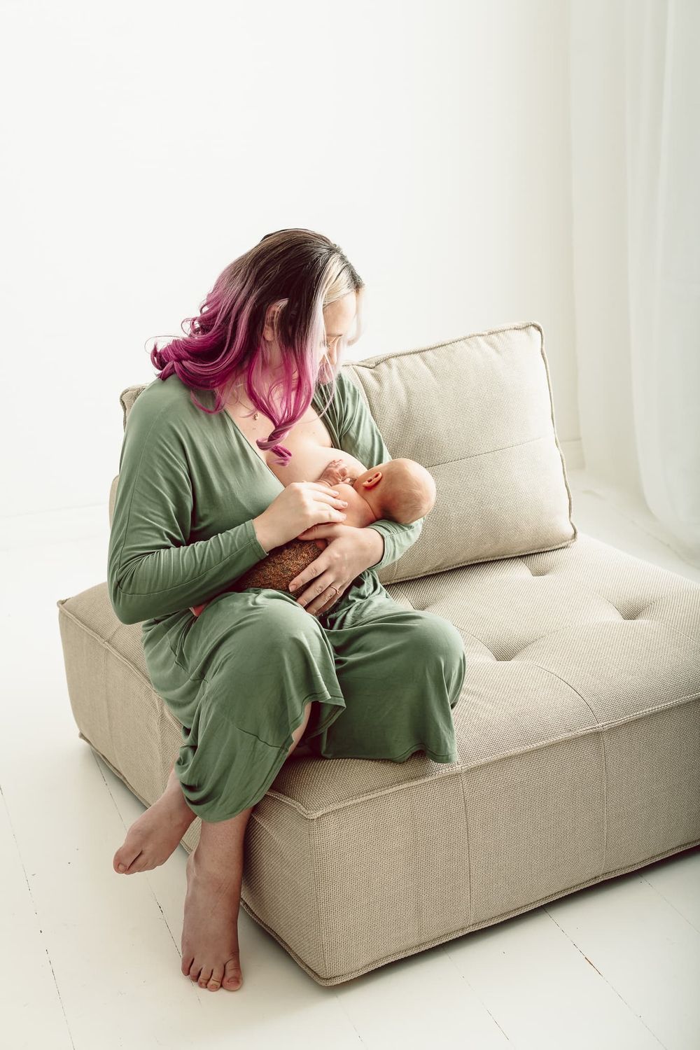 Mamma ammar under en nyföddfotografering i studio i Jönköping-Mullsjö.