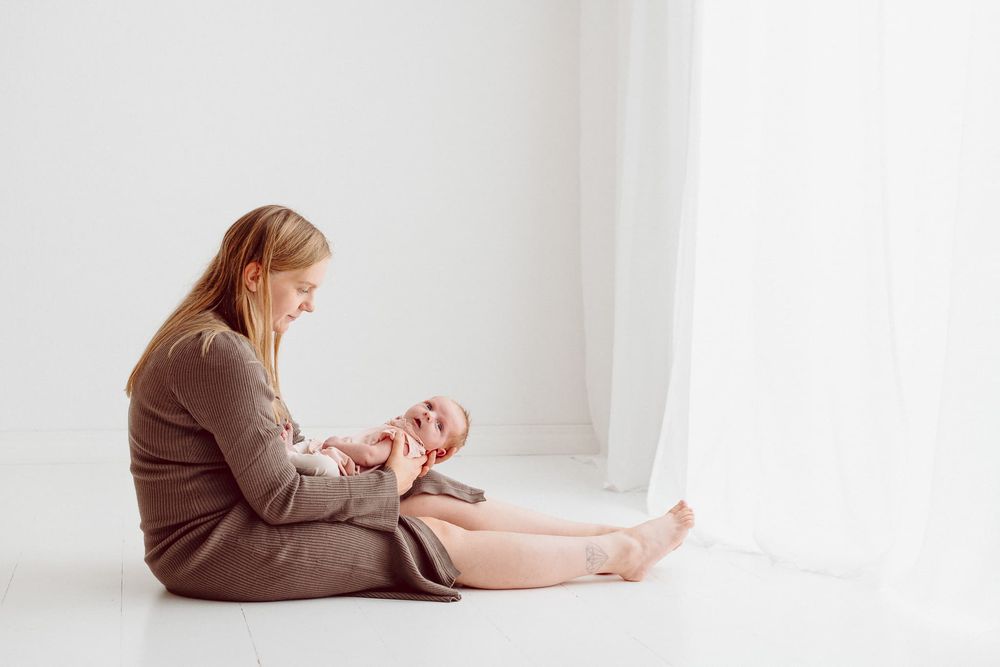 Mamma med nyfödd bebis i fotostudio hos Fotograf Veronica Eng , under nyföddfotografering i Jönköping.