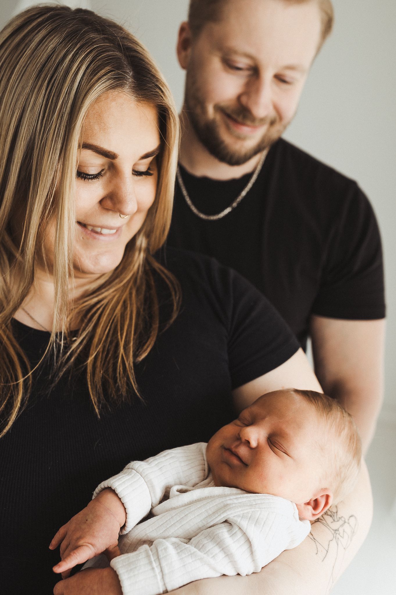 Nyfödd bebis fotograferas i studio i Mullsjö Jönköping.