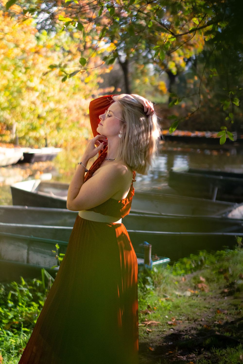 Séance photo de Lucie dans les barques du marais, capturée dans un cadre paisible et naturel, créant une ambiance sereine et poétique.