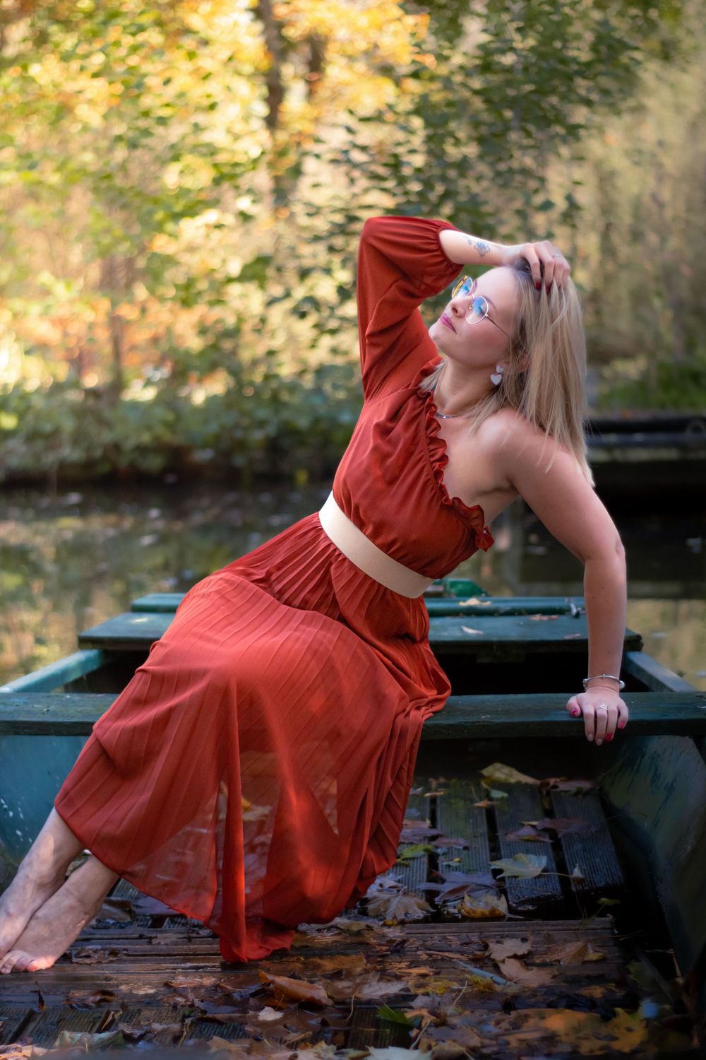 Séance photo de Lucie dans les barques du marais, capturée dans un cadre paisible et naturel, créant une ambiance sereine et poétique.