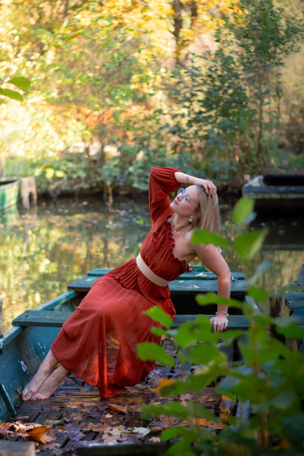 Séance photo de Lucie dans les barques du marais, capturée dans un cadre paisible et naturel, créant une ambiance sereine et poétique.