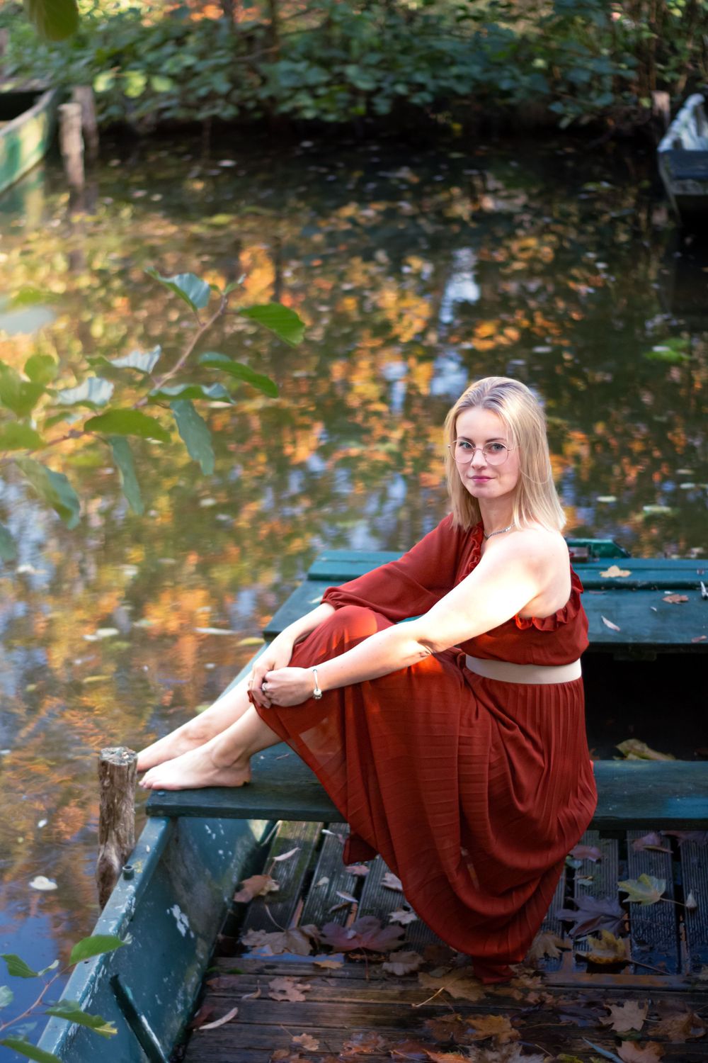 Séance photo de Lucie dans les barques du marais, capturée dans un cadre paisible et naturel, créant une ambiance sereine et poétique.