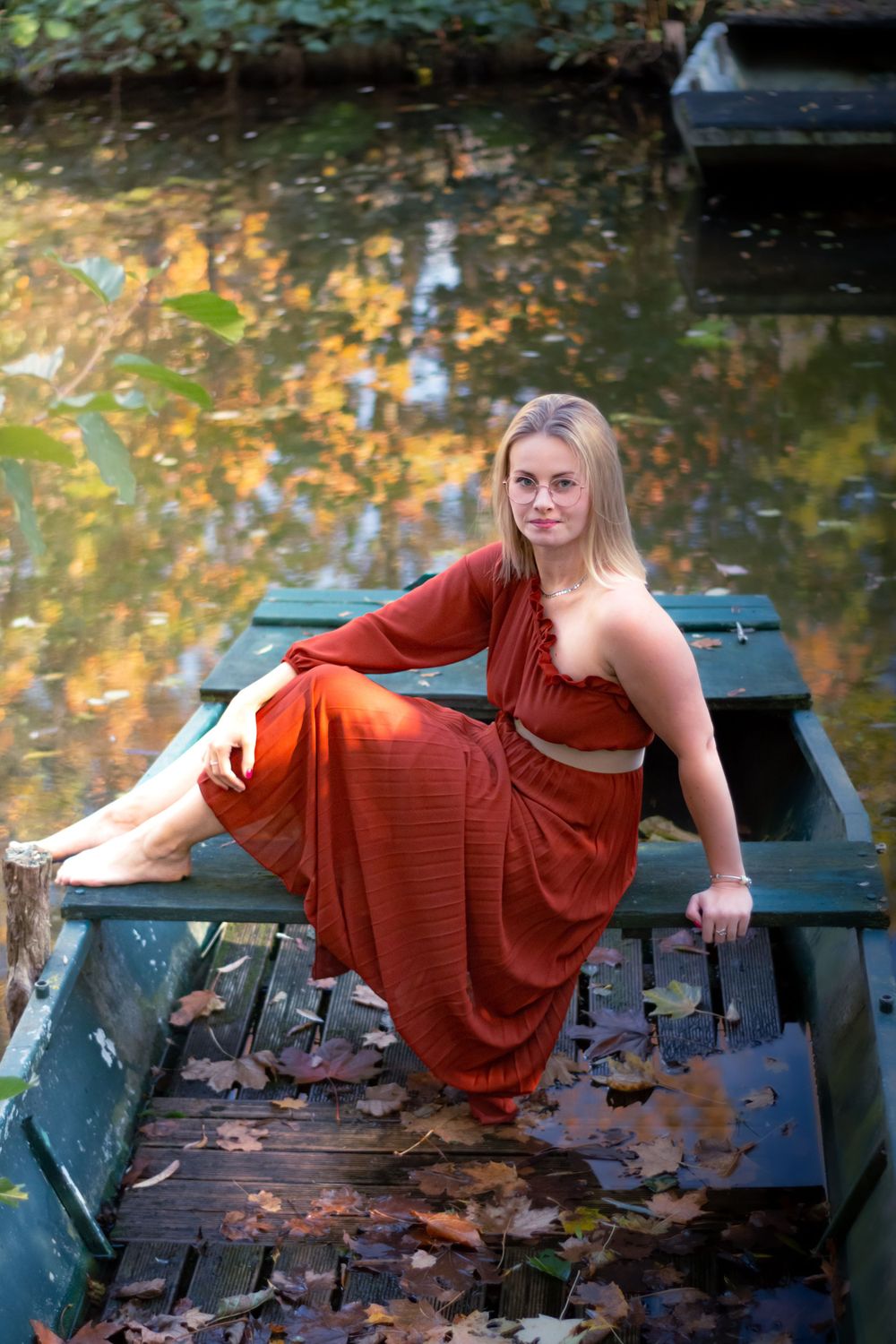 Séance photo de Lucie dans les barques du marais, capturée dans un cadre paisible et naturel, créant une ambiance sereine et poétique.