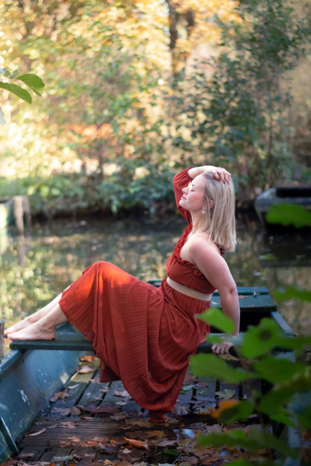 Séance photo de Lucie dans les barques du marais, capturée dans un cadre paisible et naturel, créant une ambiance sereine et poétique.