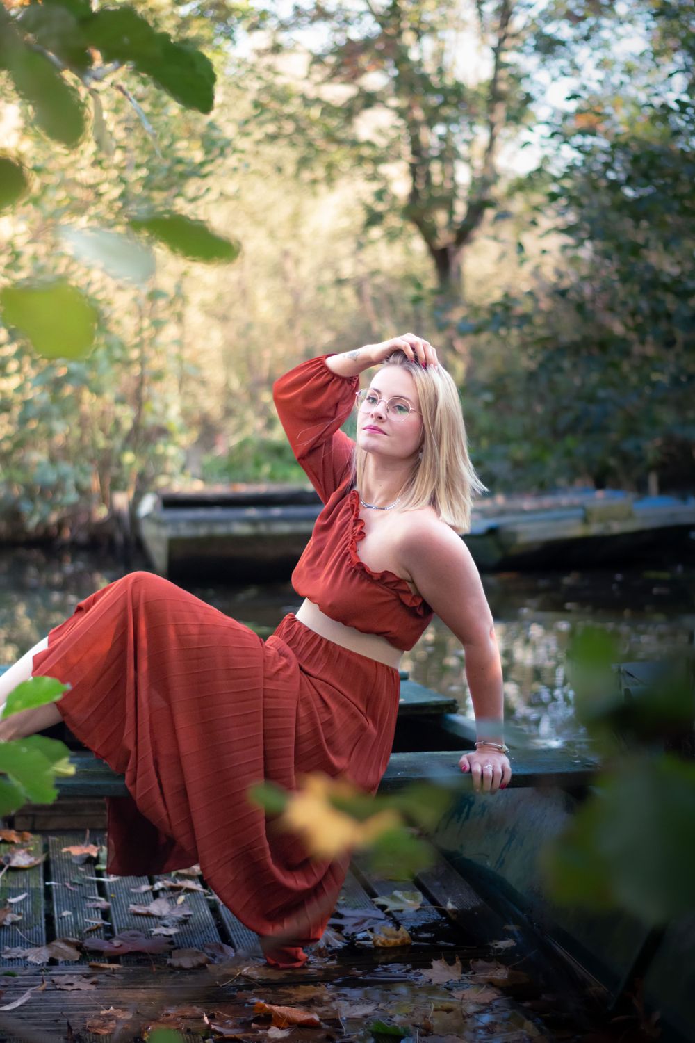 Séance photo de Lucie dans les barques du marais, capturée dans un cadre paisible et naturel, créant une ambiance sereine et poétique.