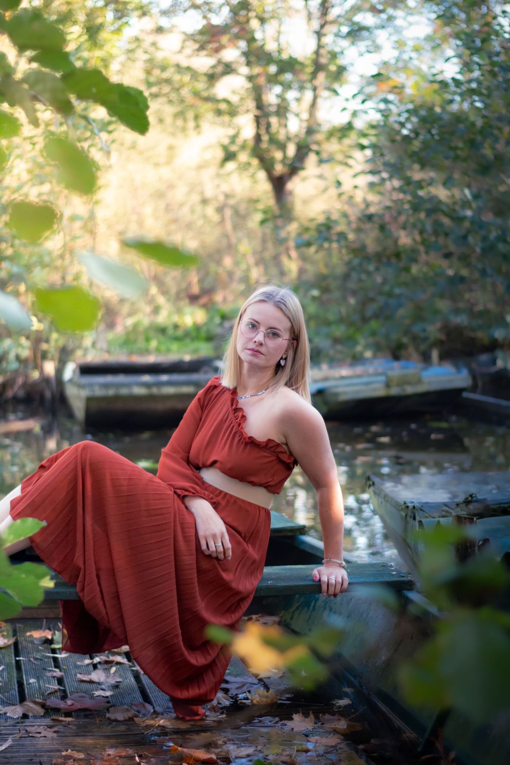 Séance photo de Lucie dans les barques du marais, capturée dans un cadre paisible et naturel, créant une ambiance sereine et poétique.