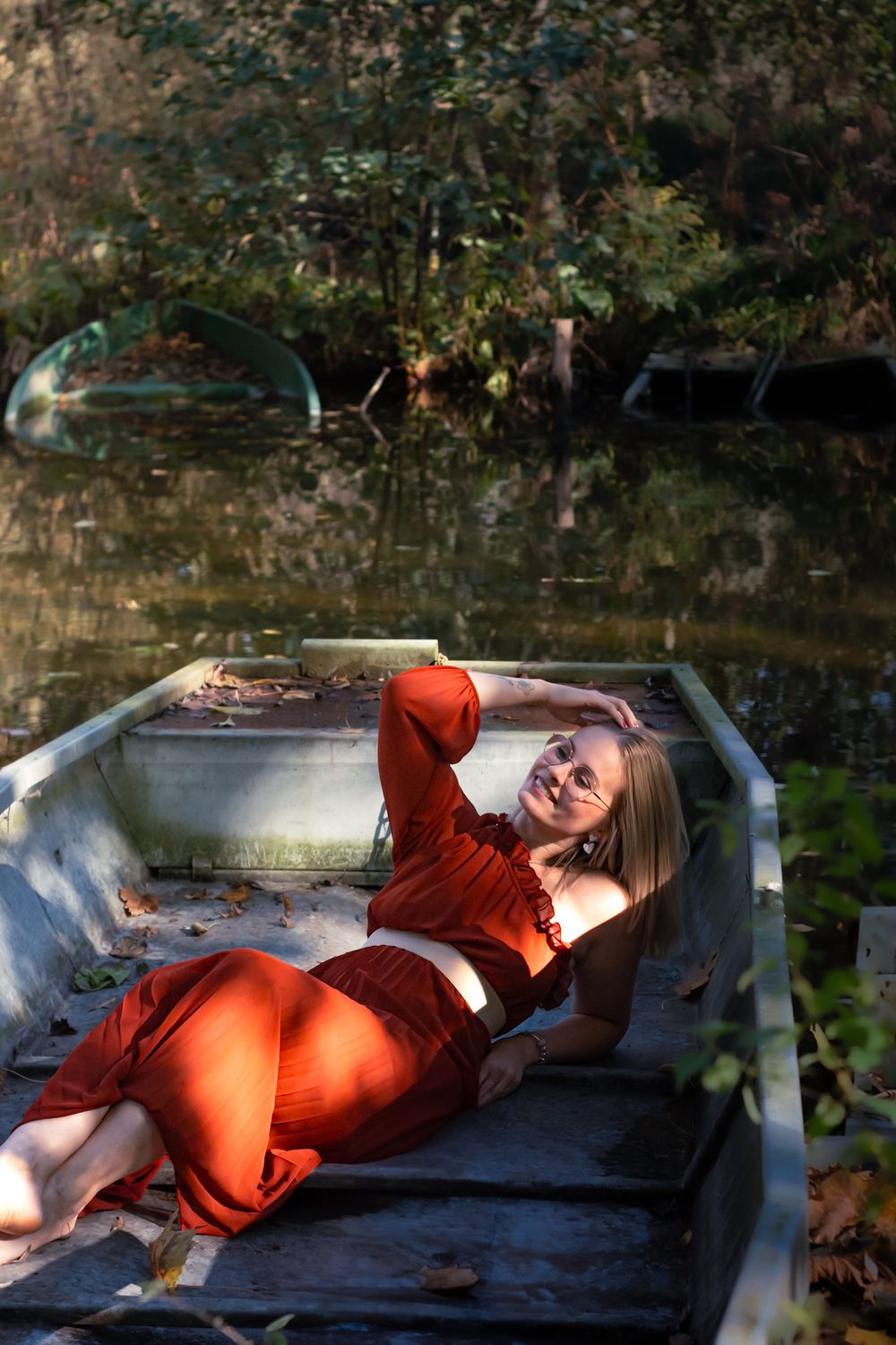 Séance photo de Lucie dans les barques du marais, capturée dans un cadre paisible et naturel, créant une ambiance sereine et poétique.