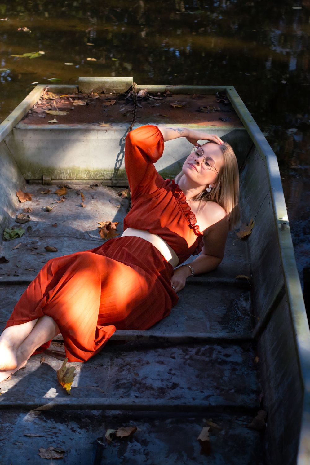 Séance photo de Lucie dans les barques du marais, capturée dans un cadre paisible et naturel, créant une ambiance sereine et poétique.