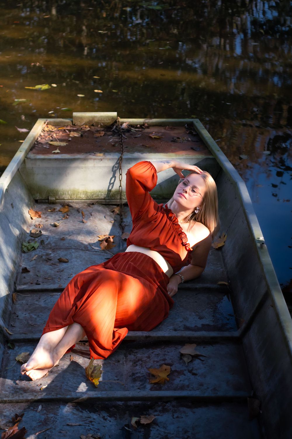 Séance photo de Lucie dans les barques du marais, capturée dans un cadre paisible et naturel, créant une ambiance sereine et poétique.