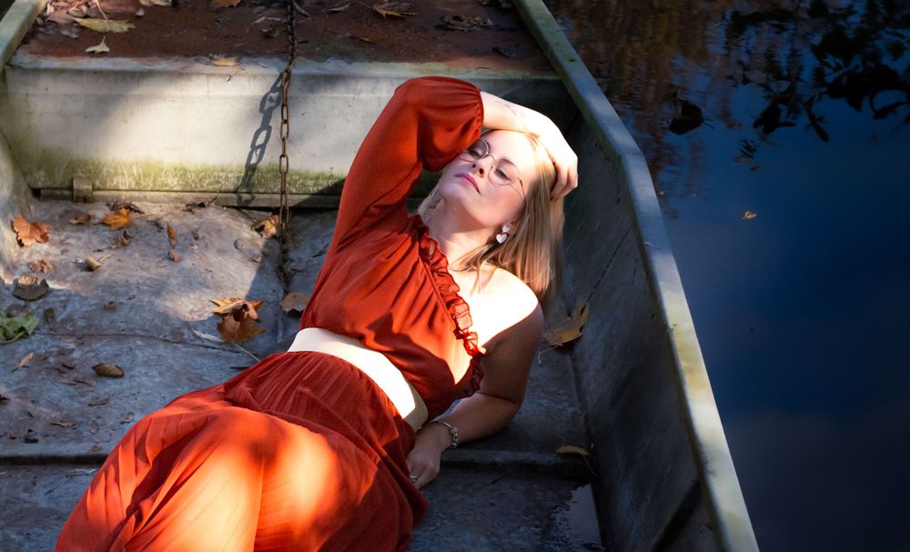 Séance photo de Lucie dans les barques du marais, capturée dans un cadre paisible et naturel, créant une ambiance sereine et poétique.