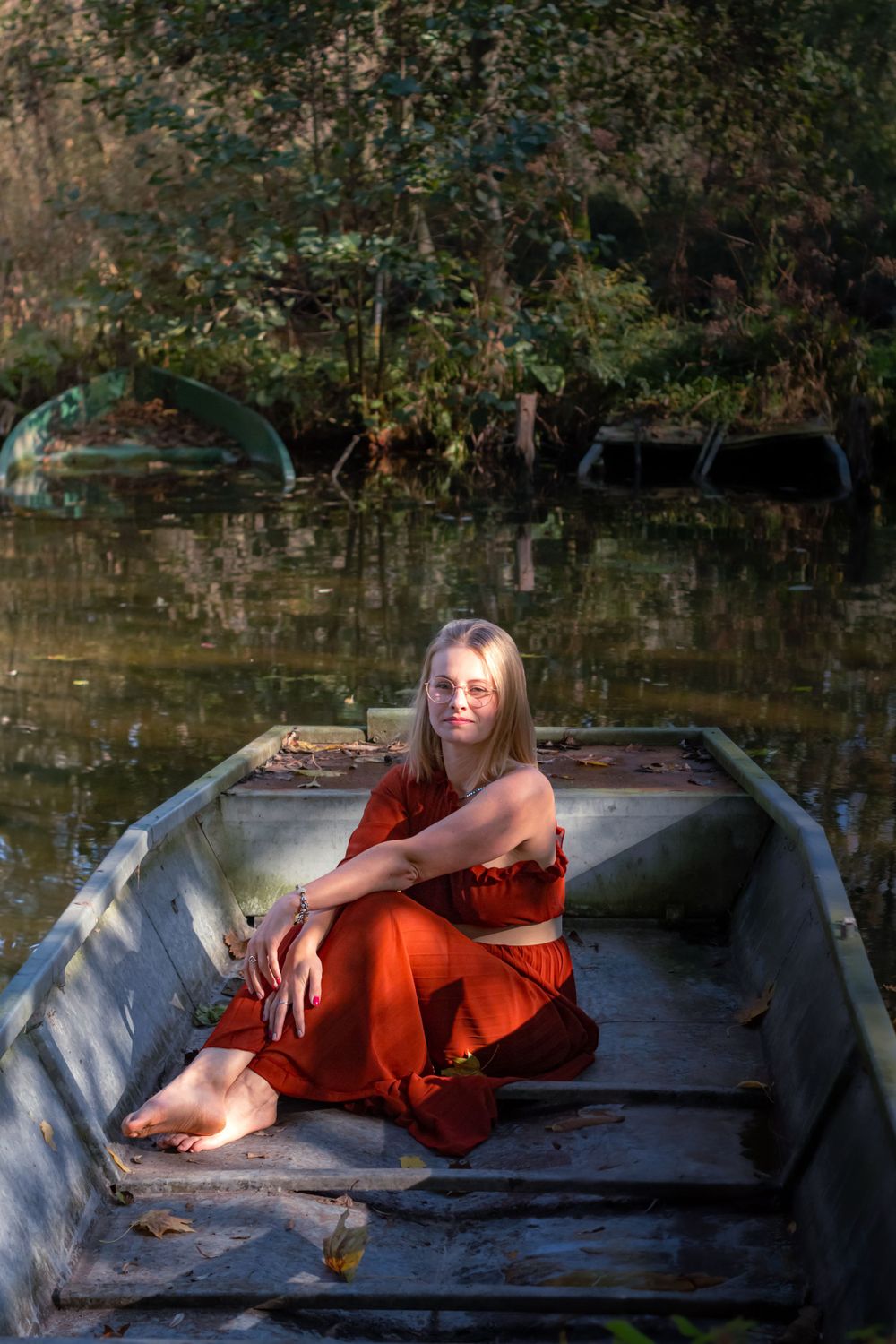 Séance photo de Lucie dans les barques du marais, capturée dans un cadre paisible et naturel, créant une ambiance sereine et poétique.