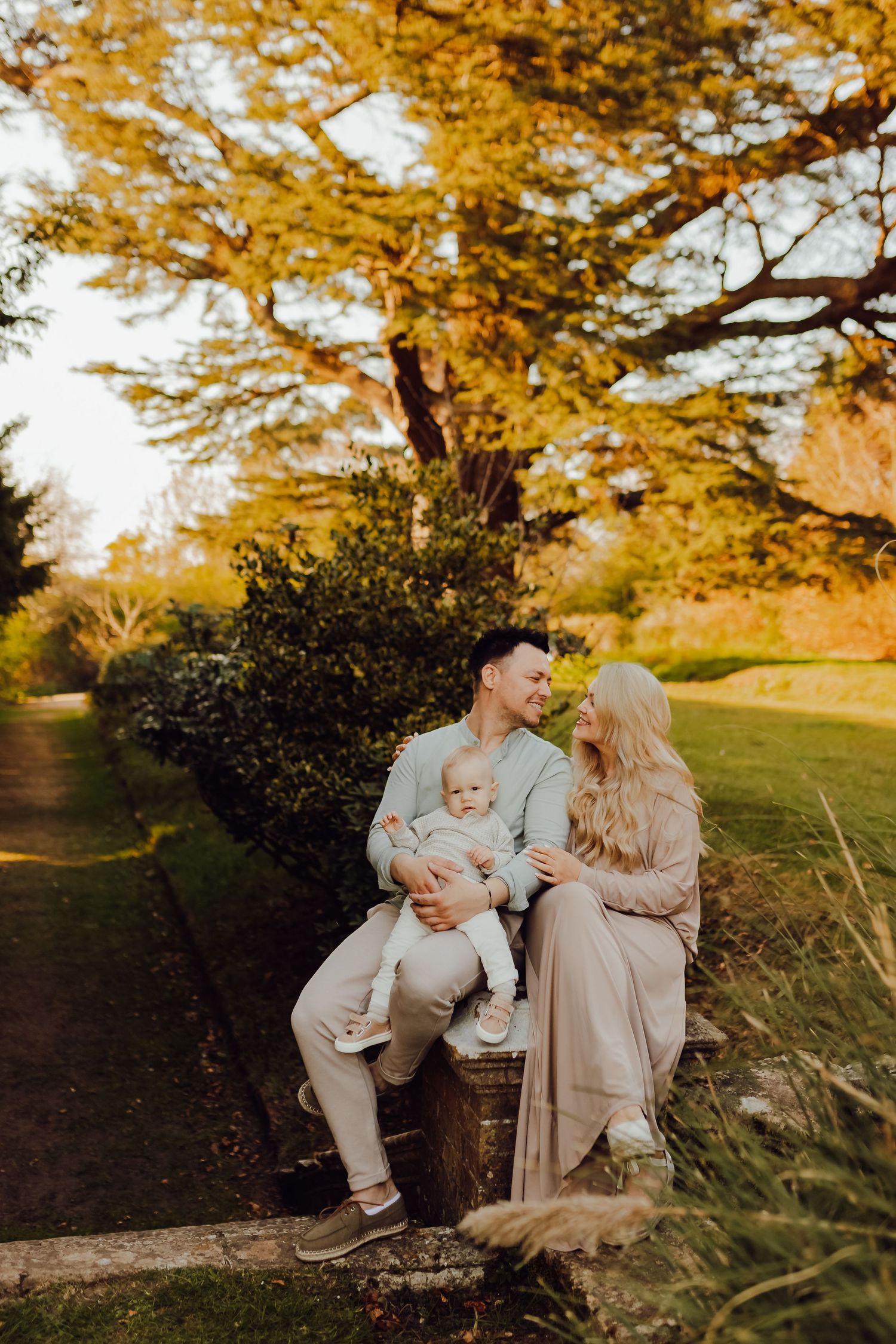 Spring family photo session in Chilworth, Hampshire, natural and relaxed family photography
